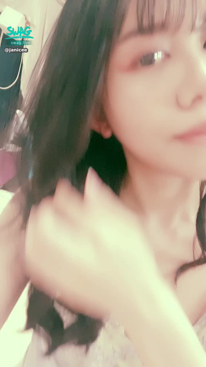 janicee : 近拍腳底的前鏡頭視角👀
棚拍時畫的特殊妝💗
絲質美背睡衣💋
satin dress♥️
#長髮 #黑髮 #長腿 #美腿 #赤腳 #裸足 #美足 #短裙 #sexy #睡衣 #氣質 #細肩帶 #美背 #洋裝 #鎖骨 #腳趾 #低胸 #腳趾 #腳底