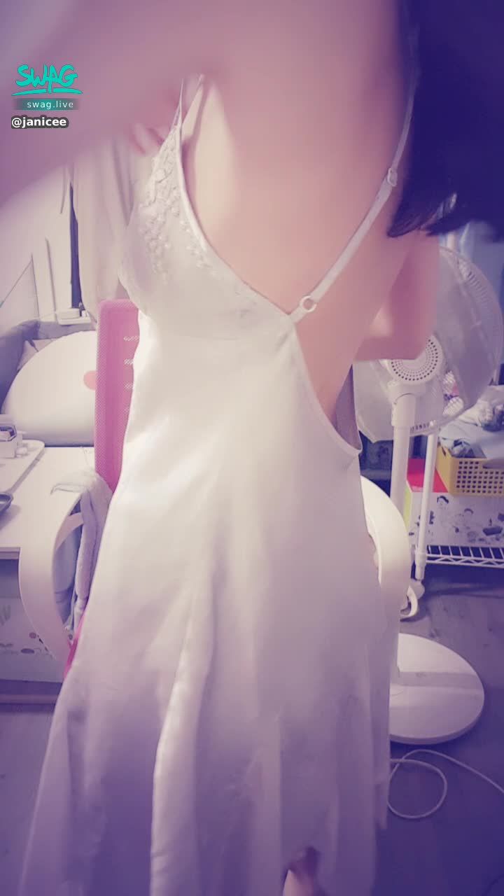 janicee : 摸摸美背💋
性感睡衣😍😍
silky back♥️
#長髮 #黑髮 #短裙 #sexy #睡衣 #氣質 #細肩帶 #美背 #洋裝 #鎖骨 #腋下 #露背