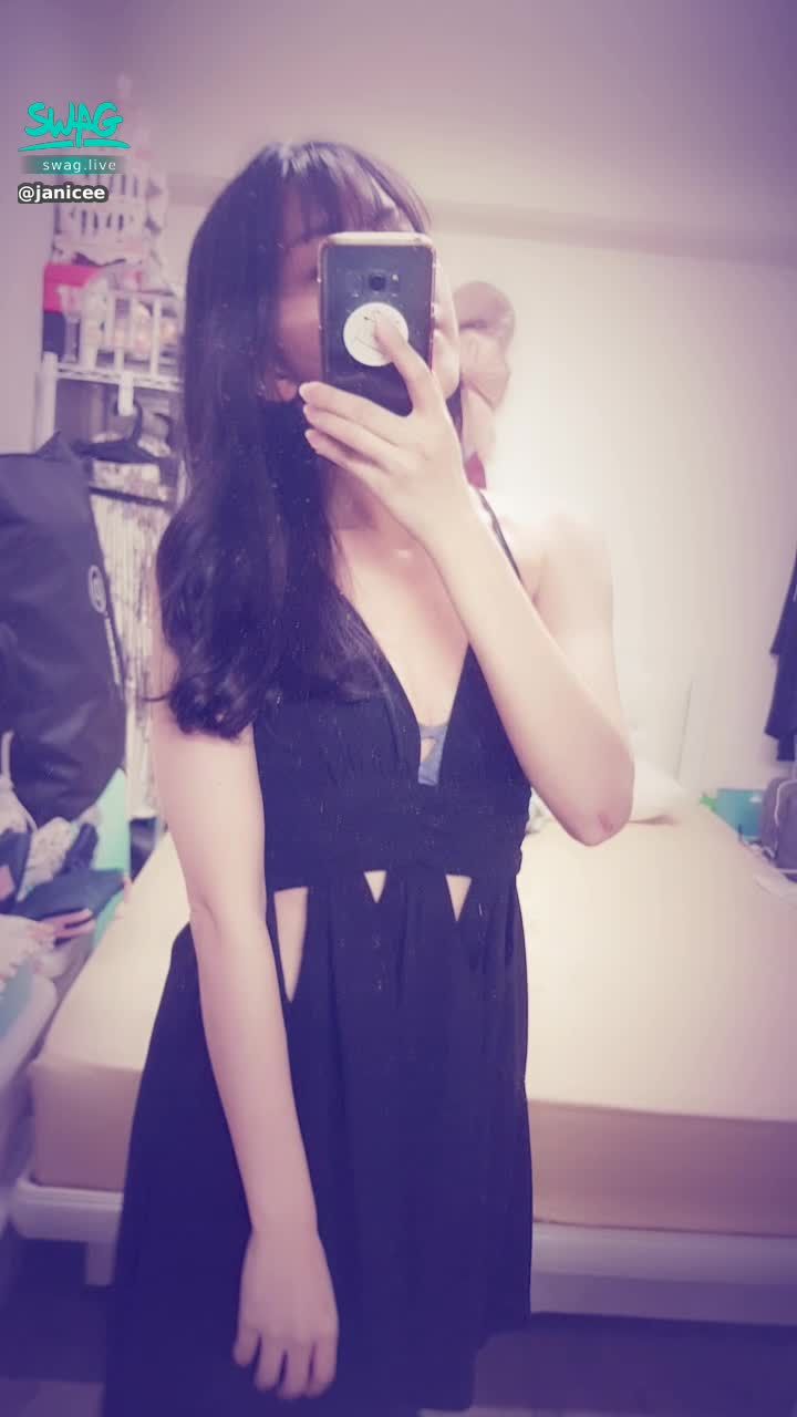 janicee : 透出內褲邊緣的洋裝😈
露出肌膚的深V鏤空bra♥️
黑色戰袍🌹
deeply sexy💓
#長髮 #黑髮 #短裙 #sexy #睡衣 #氣質 #細肩帶 #低胸 #洋裝 #鎖骨 #深V #鏤空 #赤腳 #裸足 #美腿 #性感 #bra