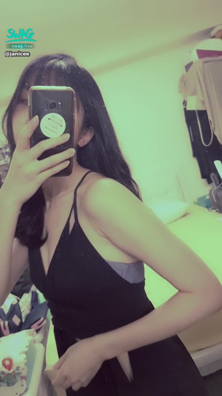 janicee : 背面牛仔內衣的清晰形狀😈
露出肌膚的深V鏤空♥️
黑色戰袍🌹
deeply sexy💓
#長髮 #黑髮 #短裙 #sexy #睡衣 #氣質 #細肩帶 #低胸 #洋裝 #鎖骨 #深V #鏤空 #赤腳 #裸足 #美腿 #性感