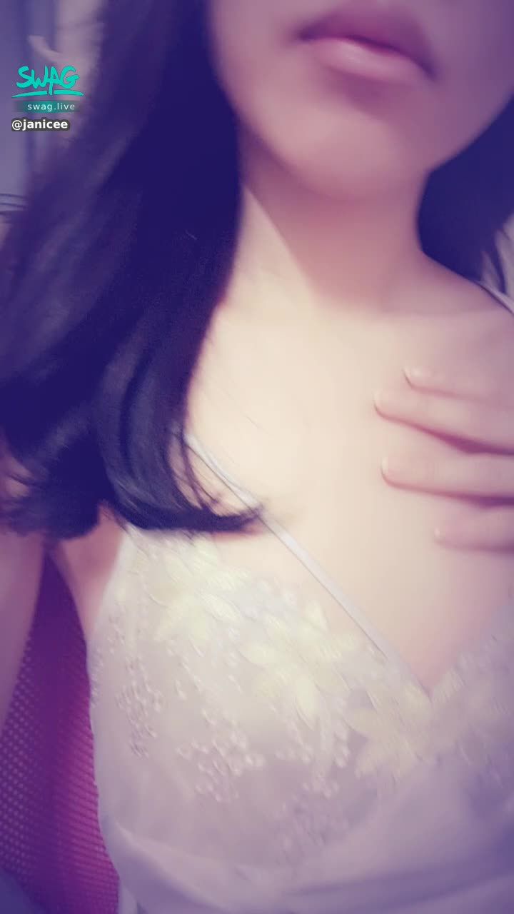 janicee : 手指伸入睡衣的細帶中💚
觸碰肌膚🌸
lines of the dress💓
#長髮 #黑髮 #短裙 #sexy #睡衣 #氣質 #細肩帶 #美背 #洋裝 #鎖骨 #腋下 #美腿 #赤腳 #嘴唇