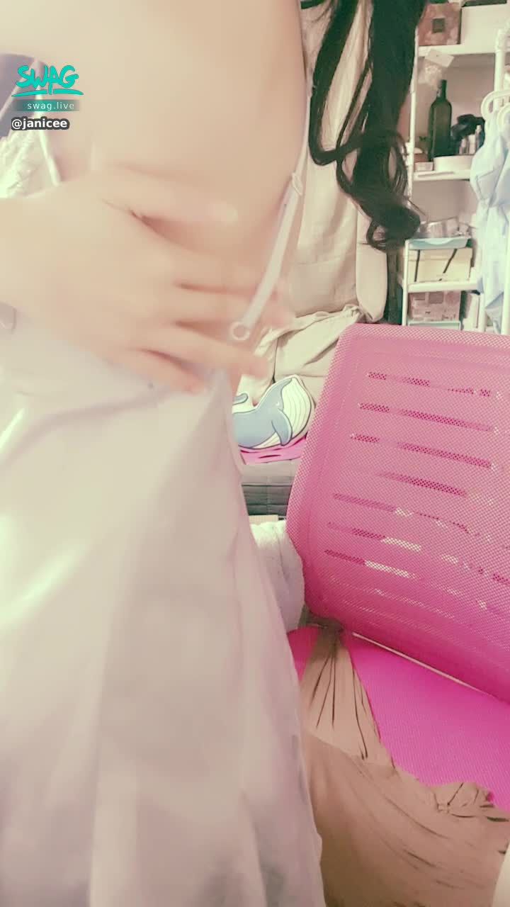 janicee : 手伸入肩帶♥️♥️
摸摸光滑的肌膚⭐⭐⭐
性感睡衣😍😍
silky back♥️
#長髮 #黑髮 #短裙 #sexy #睡衣 #氣質 #細肩帶 #美背 #洋裝 #鎖骨 #腋下 #露背