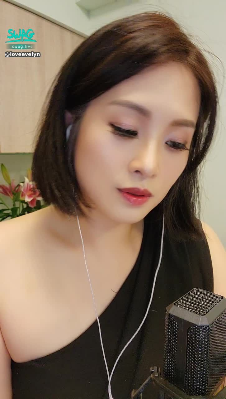 loveevelyn : 🎤At my worst🎤
這首是伊伊最喜歡的歌之一
會回想到之前低潮，日子不好過的時候
向伊伊伸出援手的每一個好朋友🤗🤗😆