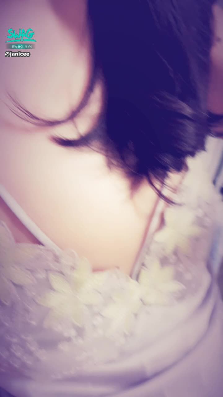 janicee : 近拍胸口與美腿💚
睡衣半透明的裙擺💙
淡粉色指甲油😍
lines of the dress💓
#長髮 #黑髮 #短裙 #sexy #睡衣 #氣質 #細肩帶 #美背 #洋裝 #鎖骨 #腋下 #美腿 #赤腳 #嘴唇