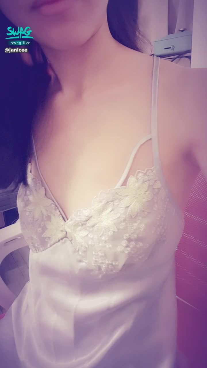 janicee : 窺探身體扭動時睡衣的空隙👀
翻開睡衣側緣😈
手指伸入睡衣中揉胸💚
側乳的性感誘惑🌹🌹🌹
觸碰肌膚🌸
lines of the dress💓
#長髮 #黑髮 #短裙 #sexy #睡衣 #氣質 #細肩帶 #美背 #洋裝 #鎖骨 #腋下 #美腿 #赤腳 #嘴唇 #側乳 #揉胸