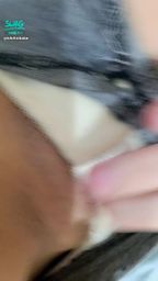 kikilinbabe : 偷窺視角之透過褲縫掰穴手指抽插還弄出水聲在自己吃自己的騷水