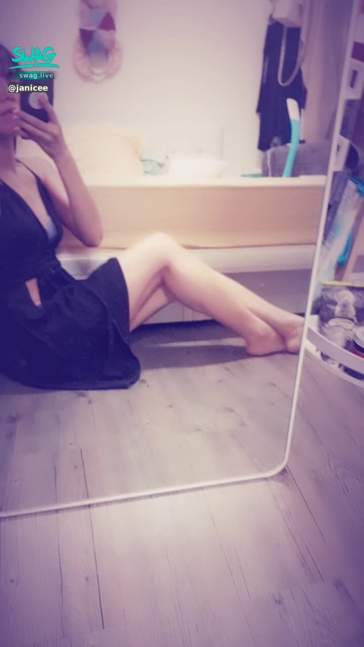 janicee : 側面露出的內衣😈
美腿與腳底🌸
展示肌膚的深V鏤空♥️
黑色戰袍🌹
deeply sexy💓
#長髮 #黑髮 #短裙 #sexy #睡衣 #氣質 #細肩帶 #低胸 #洋裝 #鎖骨 #深V #鏤空 #赤腳 #裸足 #美腿 #性感 #腳底 #bra #內衣