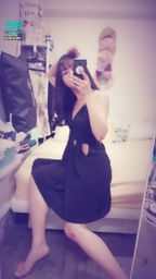 janicee : 側坐的腰線♥️
從洞洞窺探身材👀
深V鏤空的露肌感💖
黑色性感洋裝💋
deeply sexy⭐
#長髮 #黑髮 #短裙 #sexy #睡衣 #氣質 #細肩帶 #低胸 #洋裝 #鎖骨 #深V #鏤空 #赤腳 #裸足 #美腿 #性感 #bra #內衣