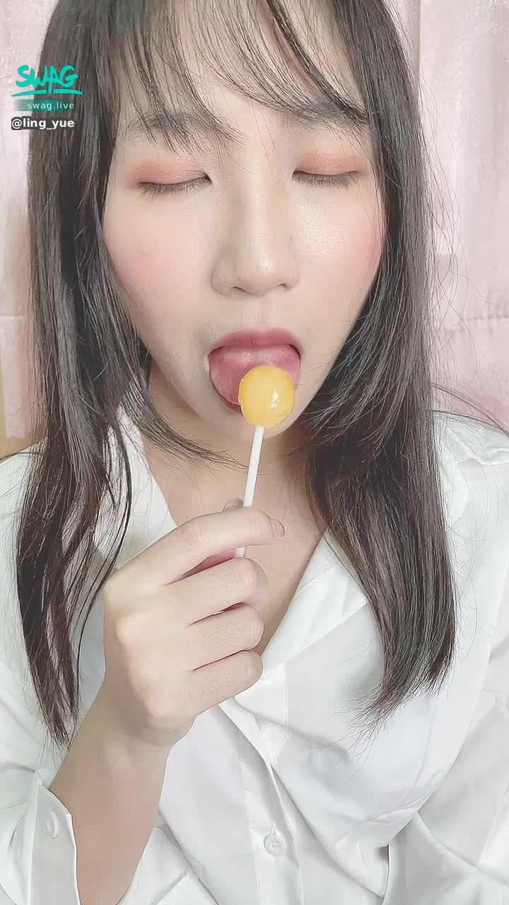 ling_yue : 哥哥趕快把棒棒塞進來讓你感受一下我嘴巴的溫度😋😋