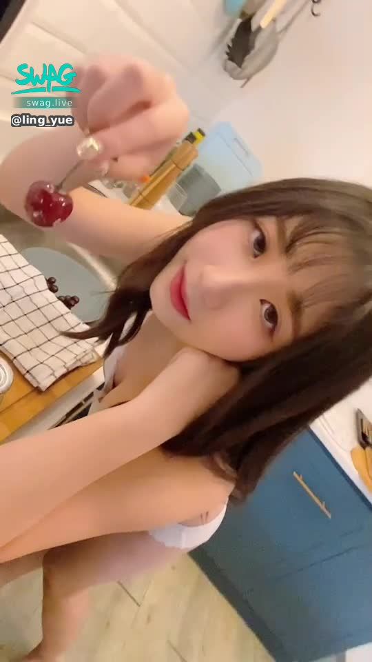 ling_yue : 哥哥我好想把什麼東西放進我的嘴❤️❤️