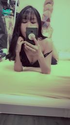 janicee : 放下兩側肩帶👀
床上趴著😍
要滿出的性感😈😈😈
深V鏤空的露肌感💖
黑色性感洋裝💋
deeply sexy⭐
#長髮 #黑髮 #短裙 #sexy #睡衣 #氣質 #細肩帶 #低胸 #洋裝 #鎖骨 #深V #赤腳 #裸足 #美腿 #性感 #bra #內衣 #乳溝