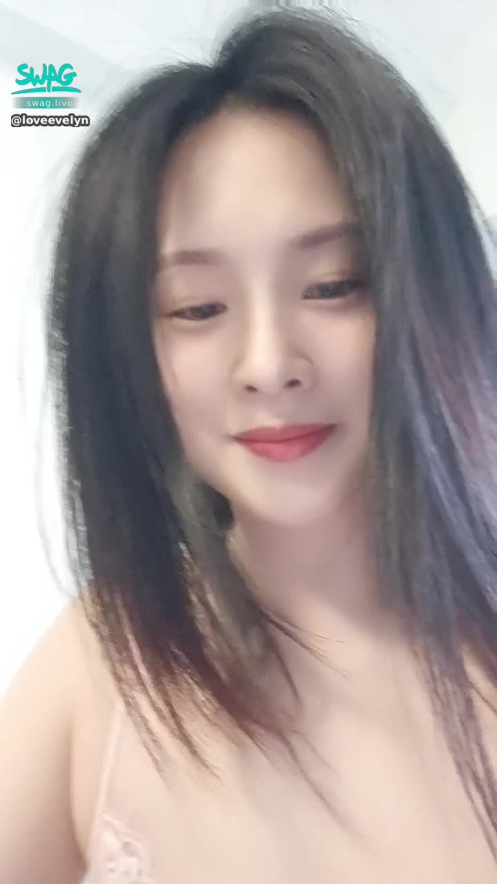 loveevelyn : 突然想起這首歌
其實伊伊從來就不是自己一個人
伊伊有你們疼，伊伊很幸福🥰

→ 私訊我拿通關密語，
買鑽『最高可享10%優惠』，
買越多送越多喔！