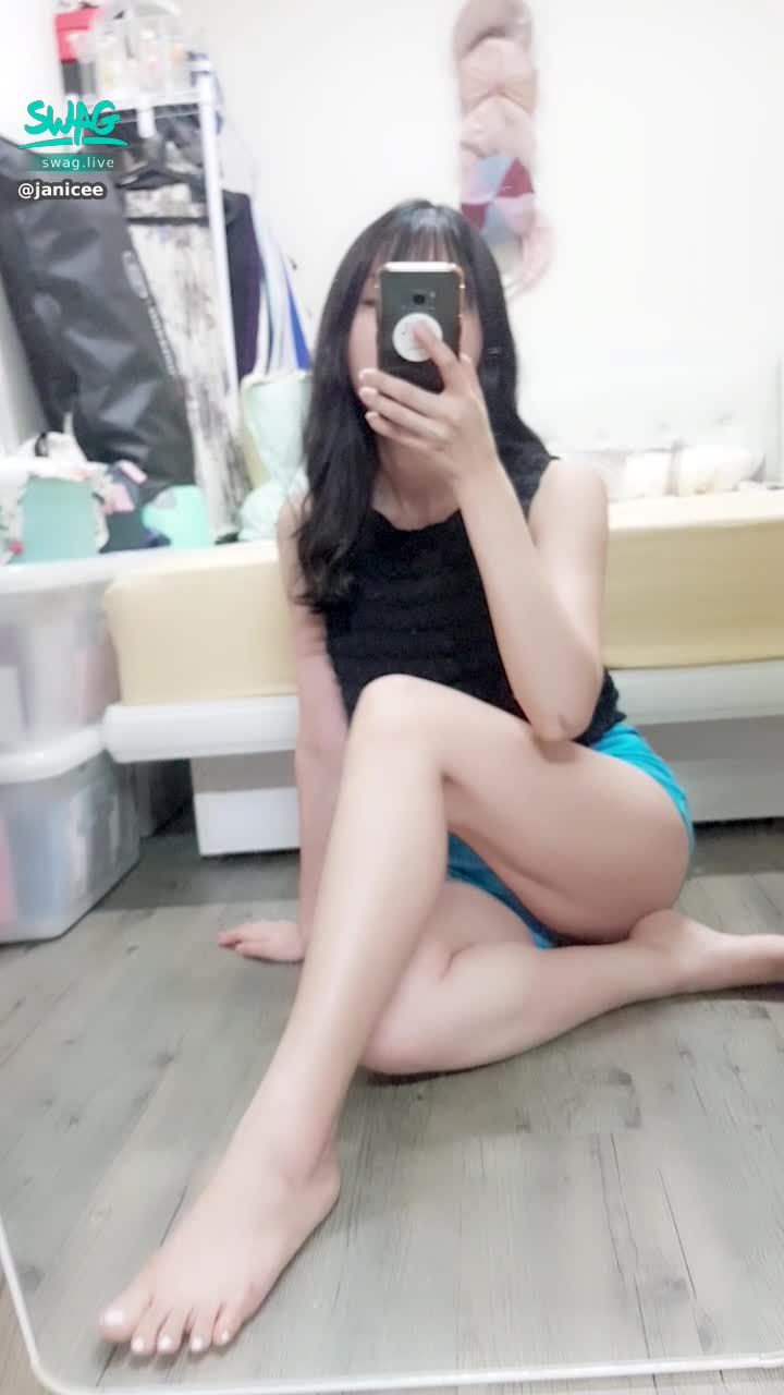 janicee : 性感M字腿😈😈開腿😈😈
短褲的褲底⭐⭐⭐
會發光的腿部肌膚💖💖💖
側面露出bra的上衣😈
summer top💋
#長髮 #黑髮 #短裙 #sexy #短褲 #氣質 #背心 #鄰家女孩 #鎖骨 #赤腳 #裸足 #美腿 #性感 #內衣 #bra #腳趾 #M字腿 #開腿