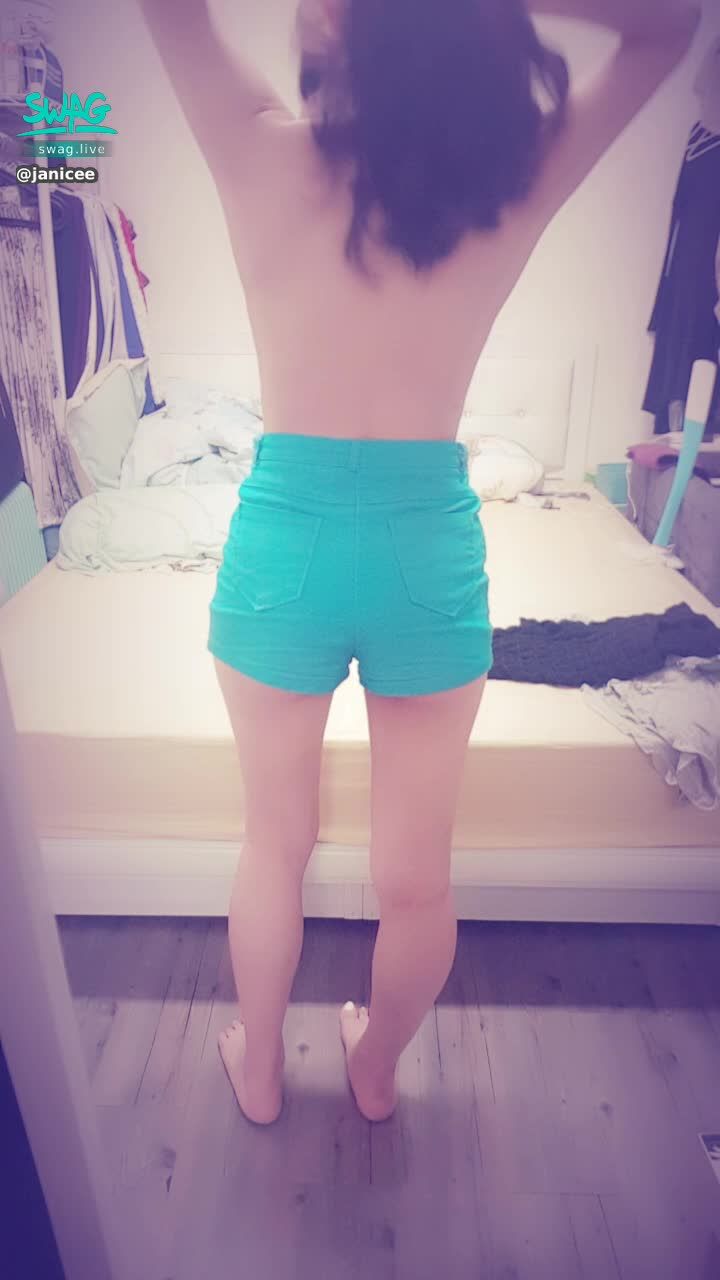 janicee : 脫掉上衣😍
抓個馬尾💙
伸展一下⭐
summer top💋
#長髮 #黑髮 #sexy #短褲 #氣 #鄰家女孩 #鎖骨 #赤腳 #裸足 #美腿 #性感 #腳趾 #裸背 #腳底