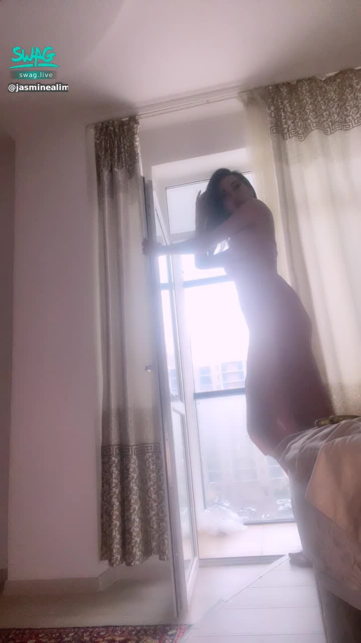  : if you want to see what is under the dress, buy this story 😻