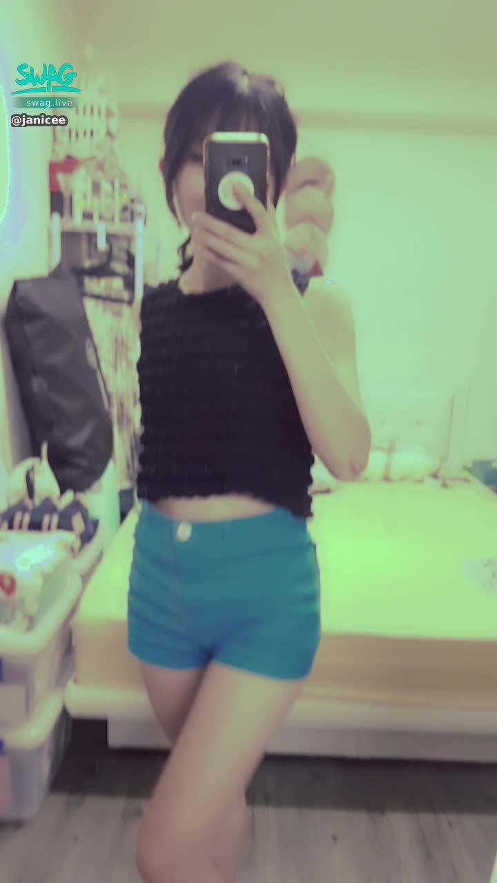 janicee : 窺探側乳的胸型😍
上衣裡面不穿內衣😈
然後綁個馬尾♥️
summer vibe
#長髮 #黑髮 #sexy #短褲 #氣質 #背心 #鄰家女孩 #鎖骨 #赤腳 #裸足 #美腿 #性感 #腳趾 #馬尾 #露腰