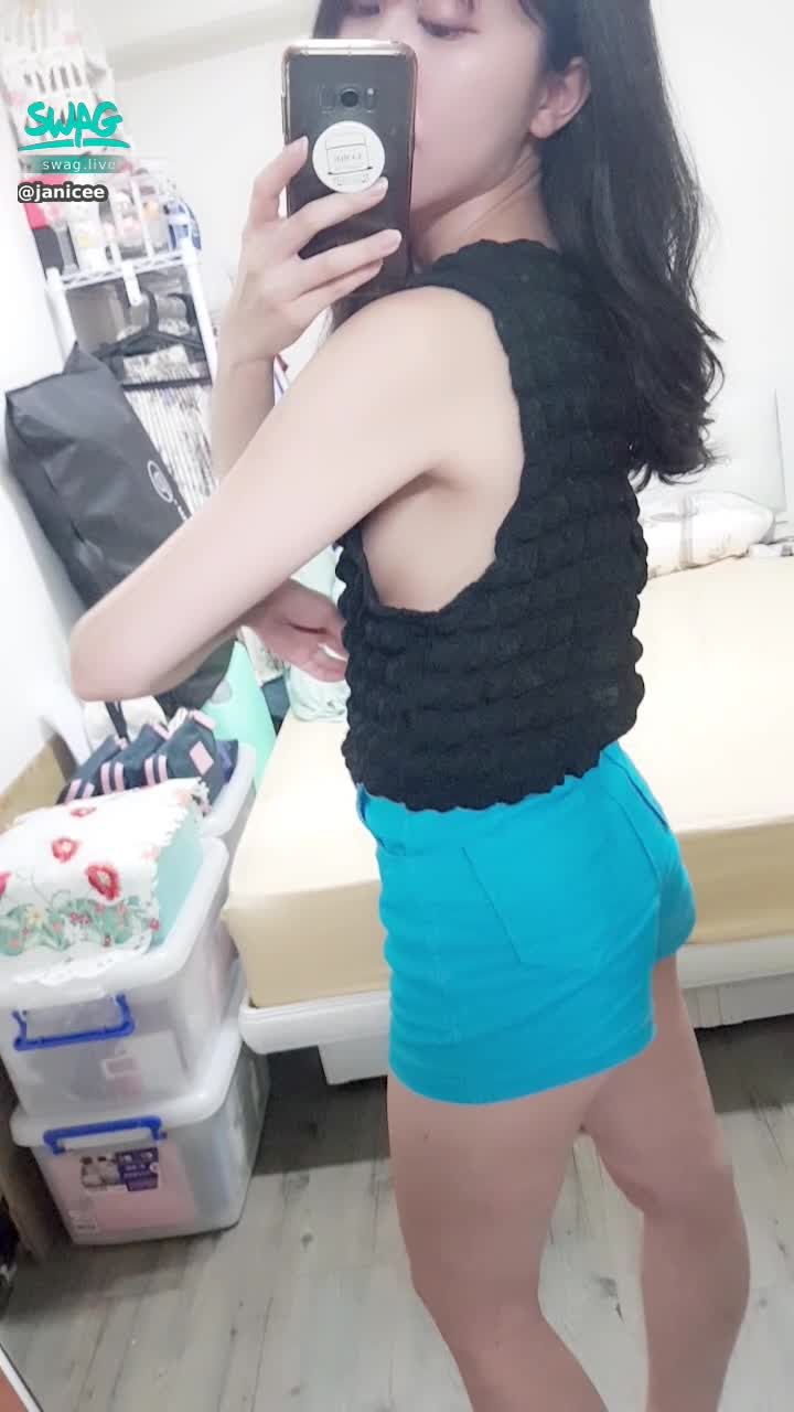 janicee : 抓對角度就可以看到的性感瞬間😈
新買的上衣，裡面沒穿內衣😍
挖空處的胸型👀👀👀👀👀👀
summer vibe💋
#長髮 #黑髮 #sexy #短褲 #氣質 #背心 #鄰家女孩 #美腿 #性感 #美臀