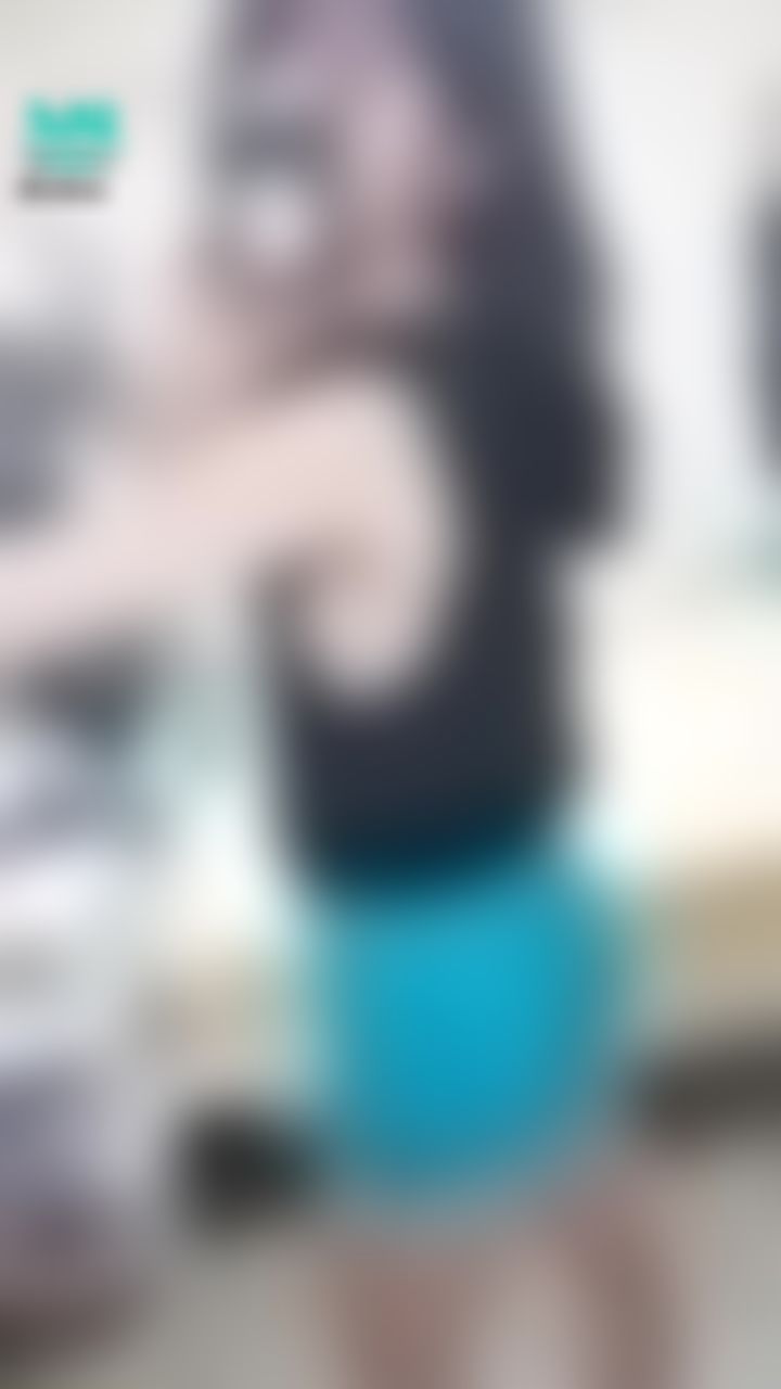 janicee : 抓對角度就可以看到的性感瞬間😈
新買的上衣，裡面沒穿內衣😍
挖空處的胸型👀👀👀👀👀👀
summer vibe💋
#長髮 #黑髮 #sexy #短褲 #氣質 #背心 #鄰家女孩 #美腿 #性感 #美臀