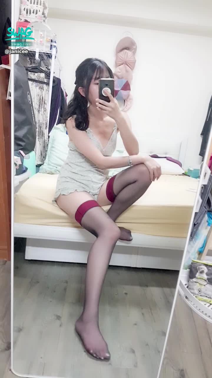 janicee : 髮飾也是酒紅色💋
新買的黑絲😍
大腿上性感的酒紅色🌹
絕對領域♥️
burgundy💓
#長髮 #黑髮 #sexy #短褲 #氣質 #睡衣 #細肩帶 #鎖骨 #絕對領域 #深V #低胸 #大腿襪 #黑絲 #美腿 #性感 #腳趾 #馬尾 #指甲油