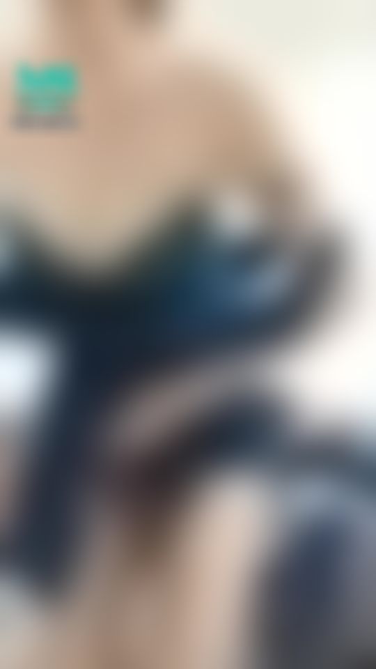 c******a : 我開始探索著她的禁地，慢慢脫下她的小褲褲，見到一片黑森林👅😱
#露毛 #露奶