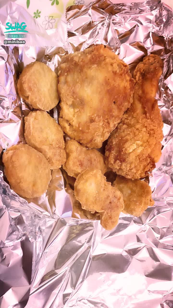 minibao : 突然很餓～～～

熊熊想到艾娃來時 有剩的炸雞😍

好好把握珍惜6月的幾天🥺🥺🥺