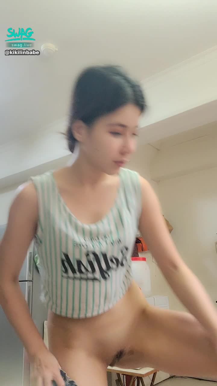 kikilinbabe : 再累再站不住還是要抬腿掰穴擦白白的保養液給你看
