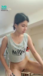 kikilinbabe : 再累再站不住還是要抬腿掰穴擦白白的保養液給你看