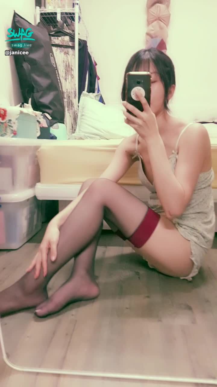 janicee : 快要掉出的乳暈😈😈😈😈
罩杯落下時的胸型♥️♥️♥️♥️♥️♥️
性感側身👀
地板上的坐姿💋
新買的黑絲😍
大腿上性感的酒紅色🌹
絕對領域♥️
burgundy💓
#長髮 #黑髮 #sexy #短褲 #氣質 #睡衣 #細肩帶 #鎖骨 #絕對領域 #深V #低胸 #大腿襪 #黑絲 #美腿 #性感 #腳趾 #馬尾 #指甲油 #胸部