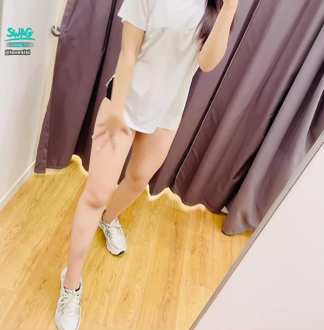  : 💕 locker room secrets ㊙️ Why is the vacuum inside the white T so pure and erotic?