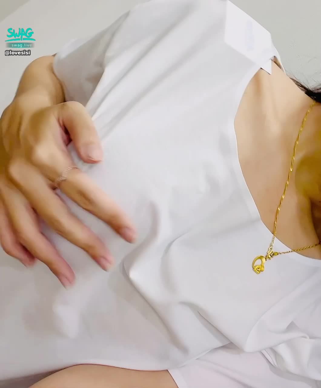  : 💕 locker room secrets ㊙️ Two thumbtacks are very obvious 🙈 Pull it down and show it to you directly?