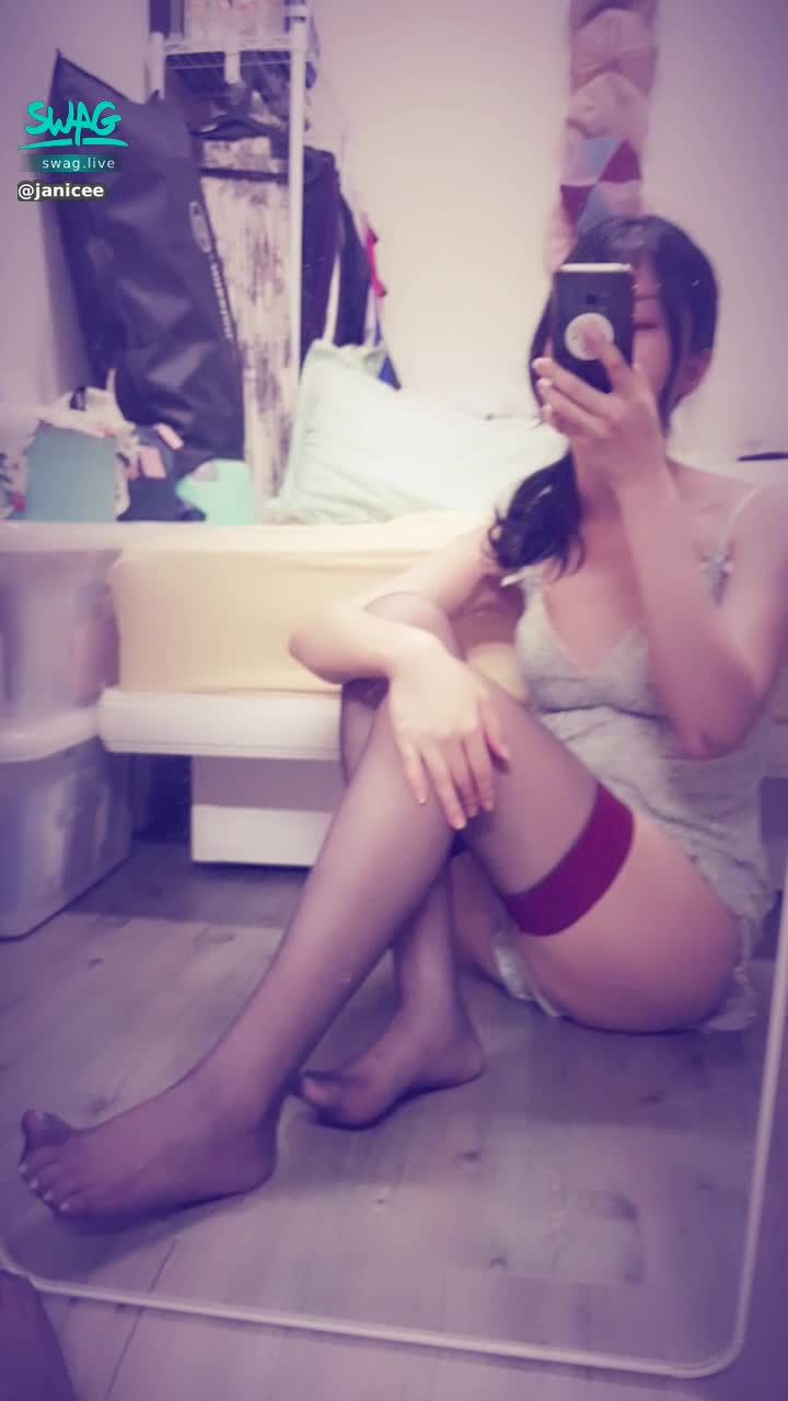 janicee : 地板上到美腿坐姿👀
新買的黑絲😍
大腿上性感的酒紅色🌹
絕對領域♥️
burgundy💓
#長髮 #黑髮 #sexy #短褲 #氣質 #睡衣 #細肩帶 #鎖骨 #絕對領域 #深V #低胸 #大腿襪 #黑絲 #美腿 #性感 #腳趾 #馬尾 #指甲油