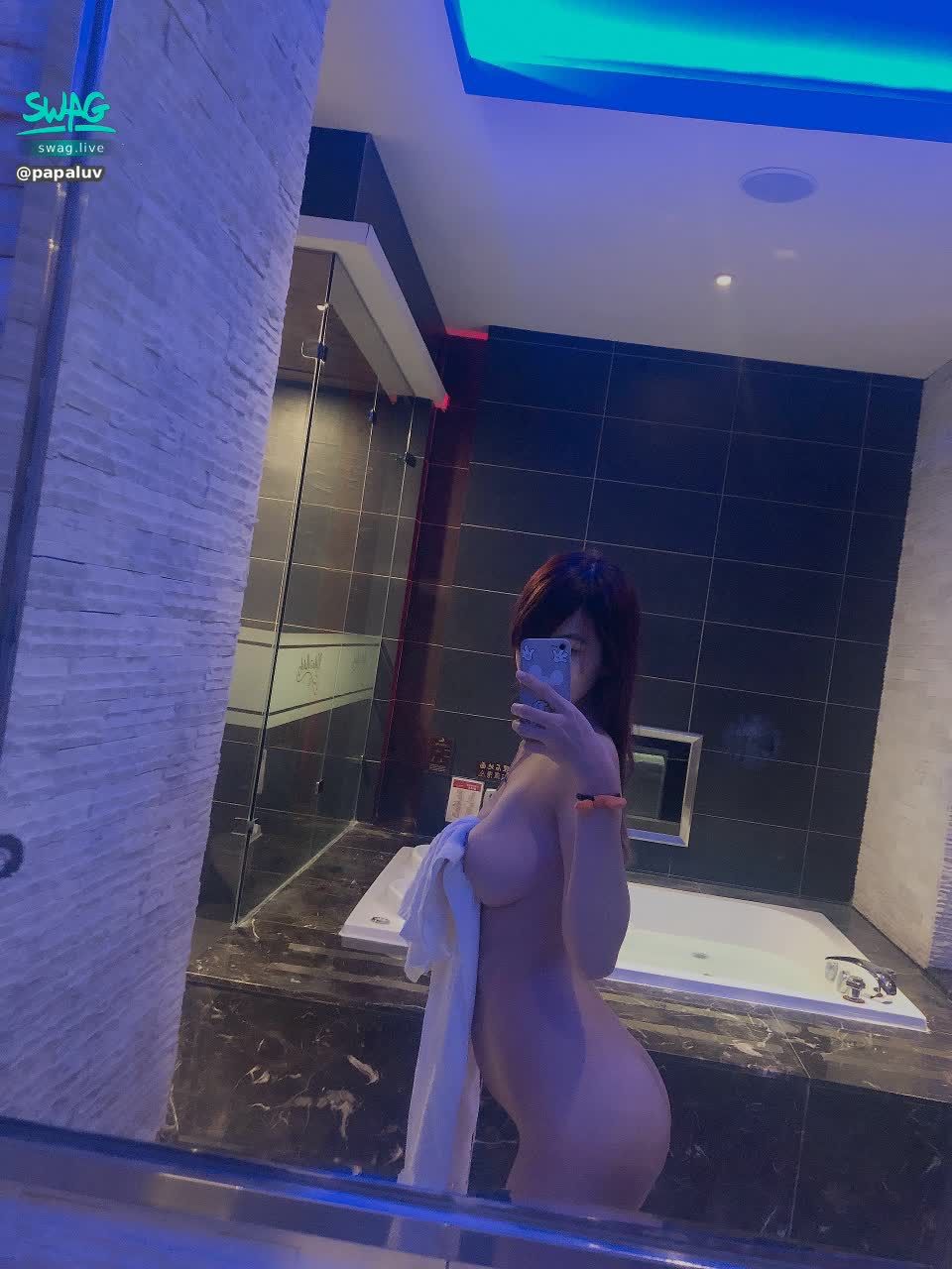 p*****v : 側乳跟微翹的屁股寶貝喜歡哪一個🤭🤭🤭🤭