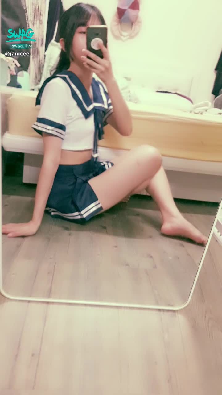 janicee : Unboxing New Toys 💋
sitting position 💓
Sailor suit with bottom edge of underwear exposed 💙
slit miniskirt 😈
sailor moon 💙♥️💙
#長髮 #黑髮 #sexy #短裙 #學生服 #制服 #開衩 #赤腳 #美腿 #性感 #腳趾 #馬尾 #指甲油 #裸足
