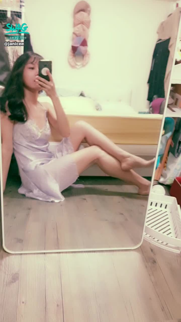janicee : 側身的纖細線條🌹
坐著時露出大腿根部👀
露出裸背的細肩帶😈
緞面睡衣🎀
satin dress⭐
#長髮 #黑髮 #sexy #短裙 #氣質 #睡衣 #細肩帶 #鎖骨 #深V #低胸 #赤腳 #美腿 #性感 #腳趾 #指甲油 #裸足 #裸背