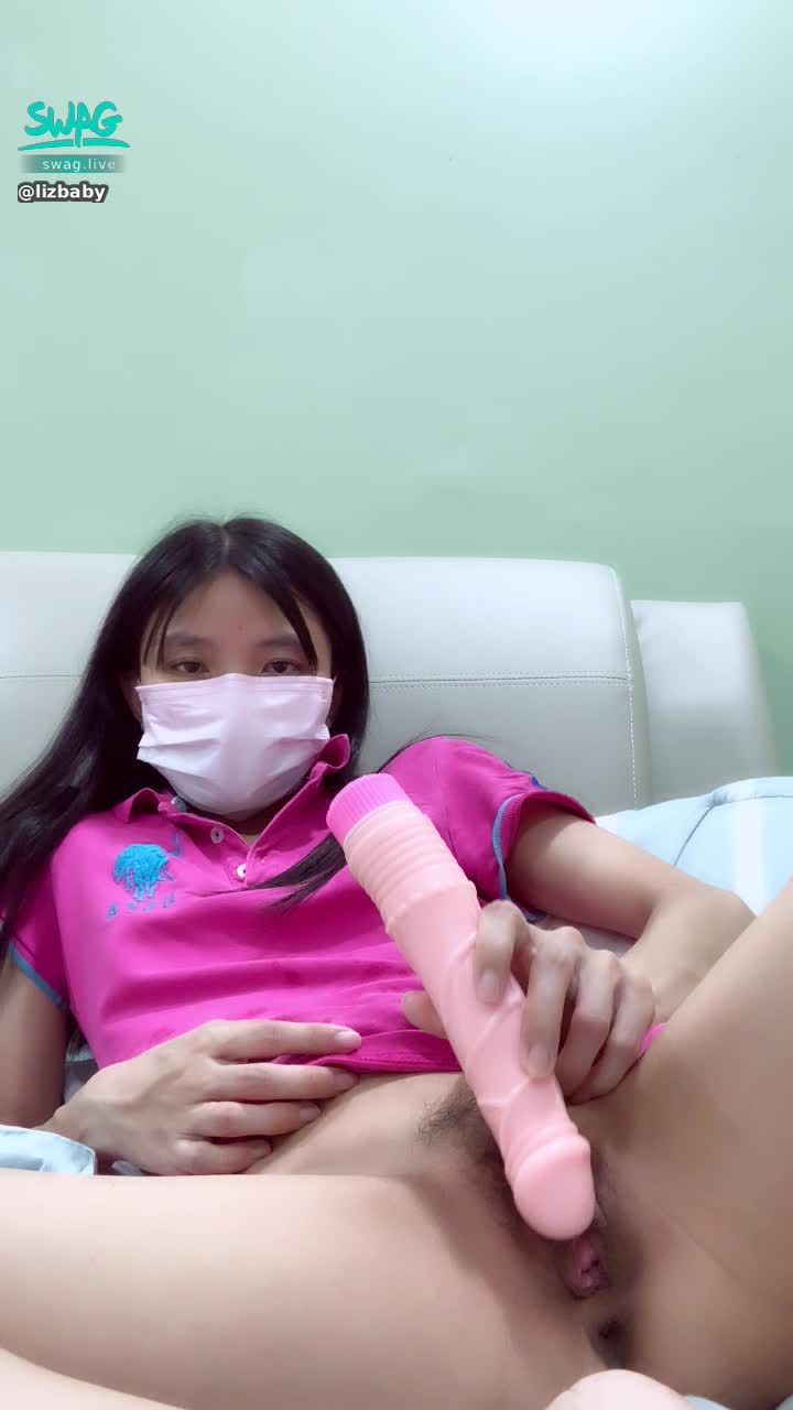 lizbaby : 假屌磨擦下體，好想插進穴穴裡
#裸下體 #穴穴 #露穴 #毛毛 #陰毛 #口罩 #假屌