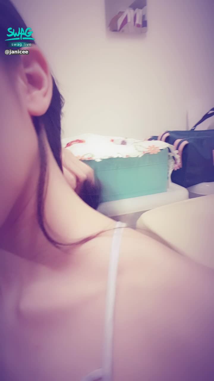 janicee : 脖子上不安份的髮絲😍
環視美腿👀
飽滿的雙唇💙
緞面睡衣💗
satin dress⭐
#長髮 #黑髮 #sexy #短裙 #氣質 #睡衣 #細肩帶 #鎖骨 #深V #低胸 #赤腳 #美腿 #性感 #腳趾 #裸足 #裸背 #腳底 #嘴唇
