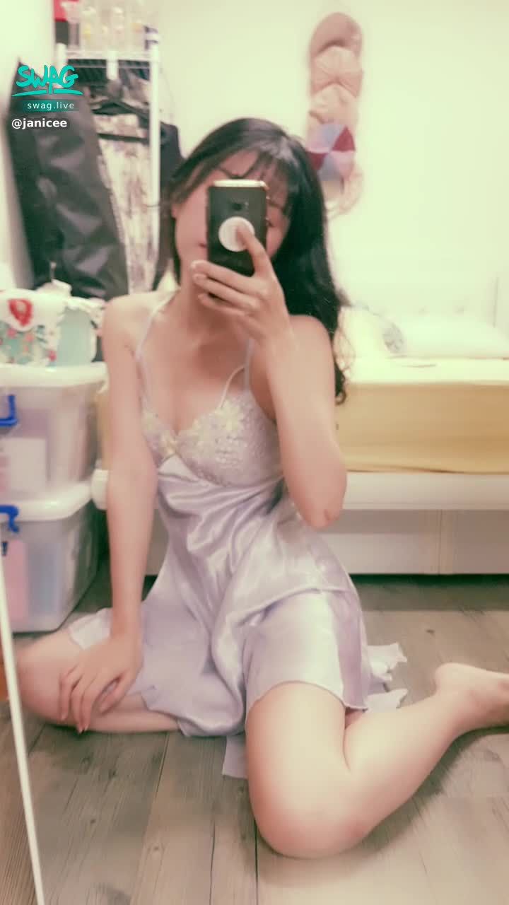 janicee : 開到腰際的美背設計💗
裸背細肩帶😈
緞面睡衣🎀
satin dress⭐
#長髮 #黑髮 #sexy #短裙 #氣質 #睡衣 #細肩帶 #鎖骨 #深V #低胸 #赤腳 #美腿 #性感 #腳趾 #指甲油 #裸足 #裸背
