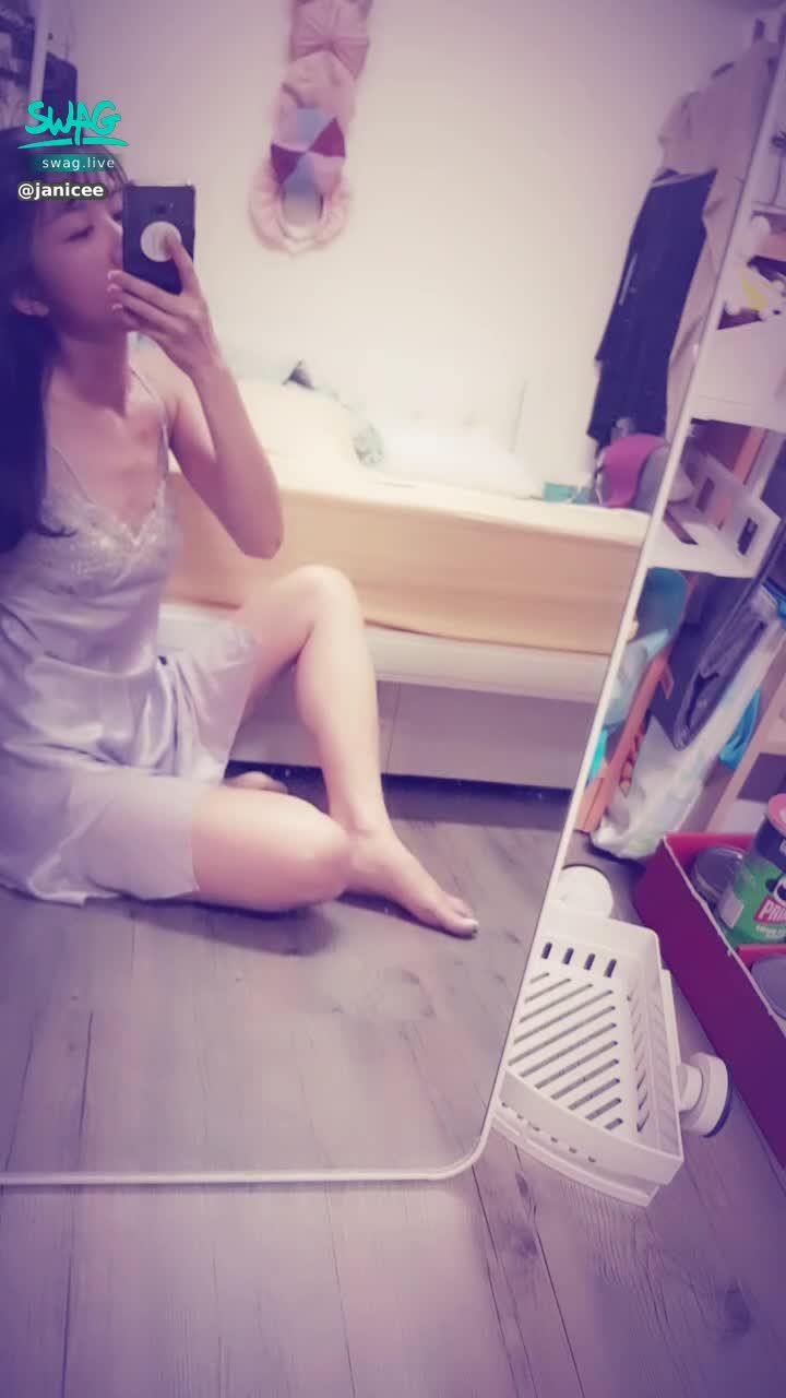 janicee : 側面裸肌的線條🌸
把頭髮往後撥時露出肩頸的肌膚💙
裸背細肩帶😈
緞面睡衣🎀
satin dress⭐
#長髮 #黑髮 #sexy #短裙 #氣質 #睡衣 #細肩帶 #鎖骨 #深V #低胸 #赤腳 #美腿 #性感 #腳趾 #指甲油 #裸足 #裸背