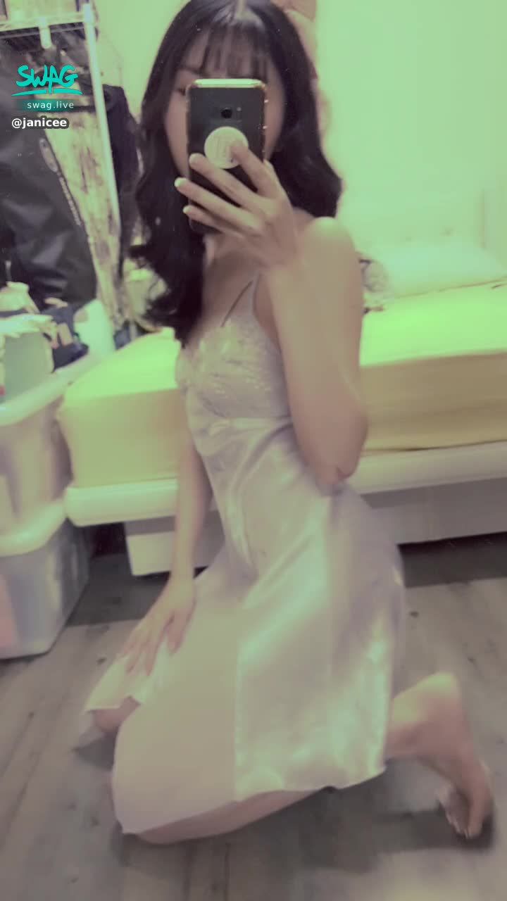 janicee : 露出裸背的細肩帶😈
緞面睡衣🎀
satin dress⭐
#長髮 #黑髮 #sexy #短裙 #氣質 #睡衣 #細肩帶 #鎖骨 #深V #低胸 #赤腳 #美腿 #性感 #腳趾 #指甲油 #裸足 #裸背