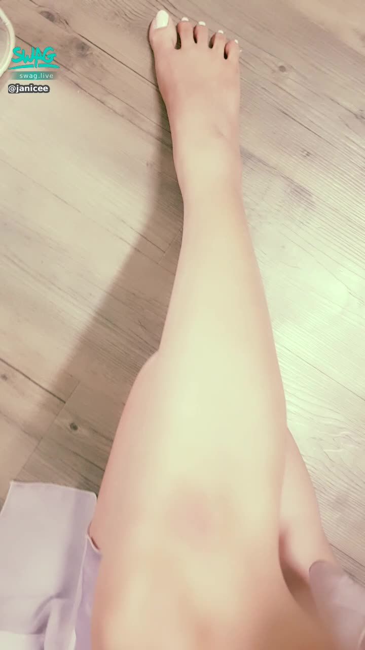 janicee : 近拍雙腿👀
側身纖細的剪影😍
露出裸背的細肩帶😈
緞面睡衣🎀
satin dress⭐
#長髮 #黑髮 #sexy #短裙 #氣質 #睡衣 #細肩帶 #鎖骨 #深V #低胸 #赤腳 #美腿 #性感 #腳趾 #指甲油 #裸足 #裸背