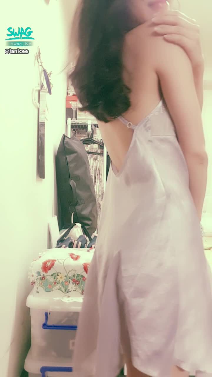 janicee : 緞面布料與身體的縫隙💙
摸摸美背💋
抓個馬尾😍
直開到腰際的裸背挖空💚
點綴一朵花的交叉細肩帶🌸
緞面睡衣💗
satin dress⭐
#長髮 #黑髮 #sexy #短裙 #氣質 #睡衣 #細肩帶 #鎖骨 #深V #低胸 #赤腳 #美腿 #性感 #腳趾 #裸足 #裸背 #腳底 #馬尾