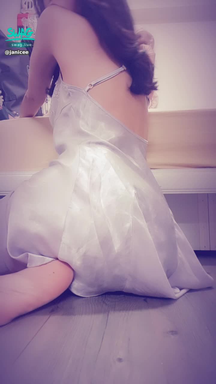janicee : 低視角的窺探👀
低頭時快掉出的胸部😈
與腳趾很近的距離🌹
直開到腰際的裸背挖空💚
點綴一朵花的交叉細肩帶🌸
緞面睡衣💗
satin dress⭐
#長髮 #黑髮 #sexy #短裙 #氣質 #睡衣 #細肩帶 #鎖骨 #深V #低胸 #赤腳 #美腿 #性感 #腳趾 #裸足 #裸背 #腳底