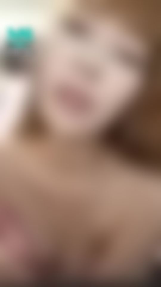 c******a : 舔唇舔到好想舌吻
#舔唇#舌吻#呻吟