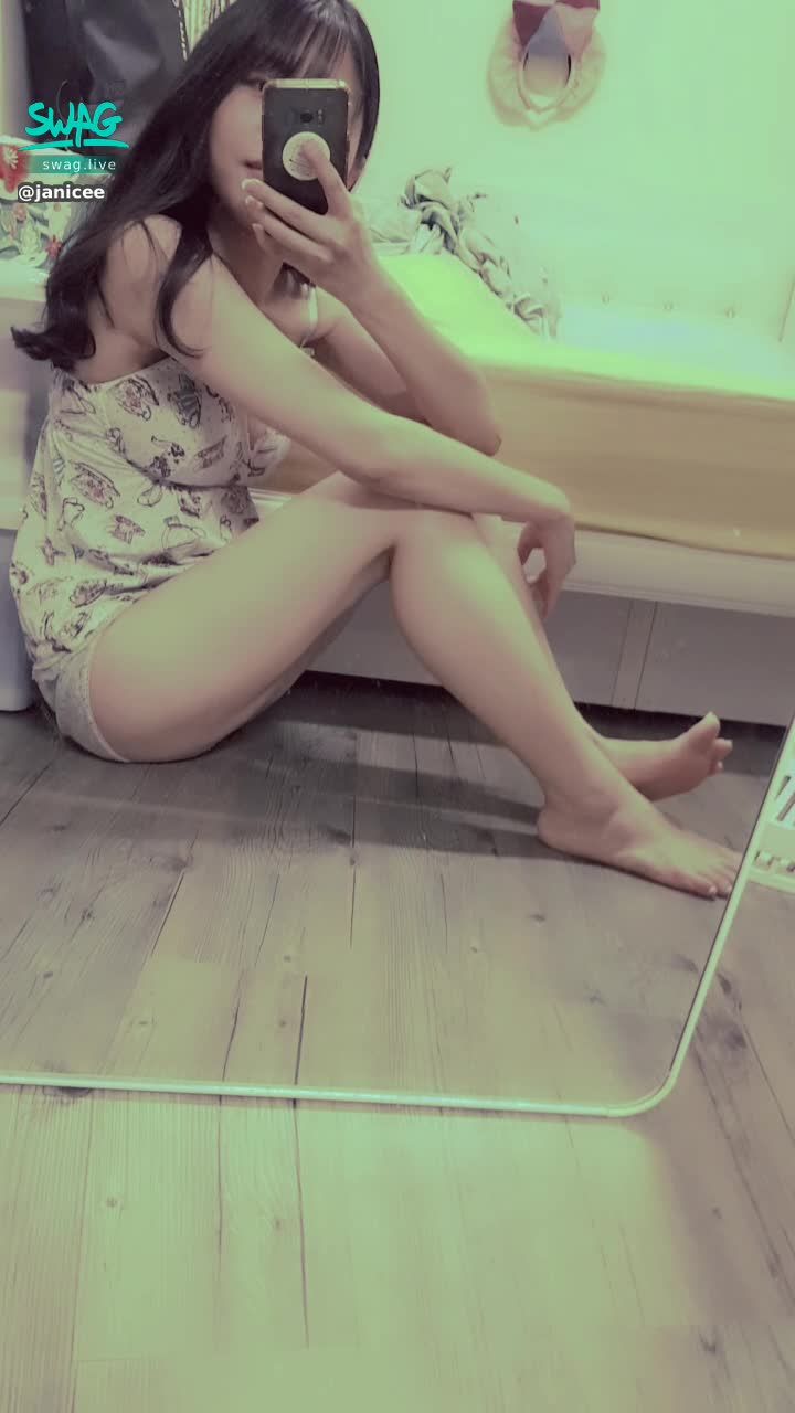 janicee : 窩在床邊💚
可愛的角落生物😎
甜點系女孩♥️
誘人的深V💗
sweety💚
#長髮 #黑髮 #sexy #短褲 #氣質 #睡衣 #細肩帶 #鎖骨 #深V #低胸 #赤腳 #美腿 #性感 #腳趾 #指甲油 #裸足