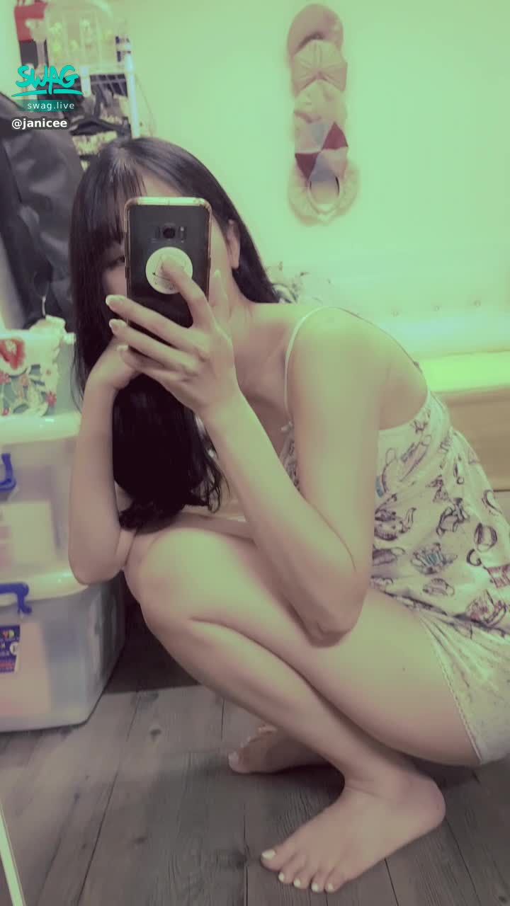 janicee : 蹲著與跪著💖
修長的雙腿♥️
甜點系女孩😍
誘人的深V💗
sweety💚
#長髮 #黑髮 #sexy #短褲 #氣質 #睡衣 #細肩帶 #鎖骨 #深V #低胸 #赤腳 #美腿 #性感 #腳趾 #指甲油 #裸足