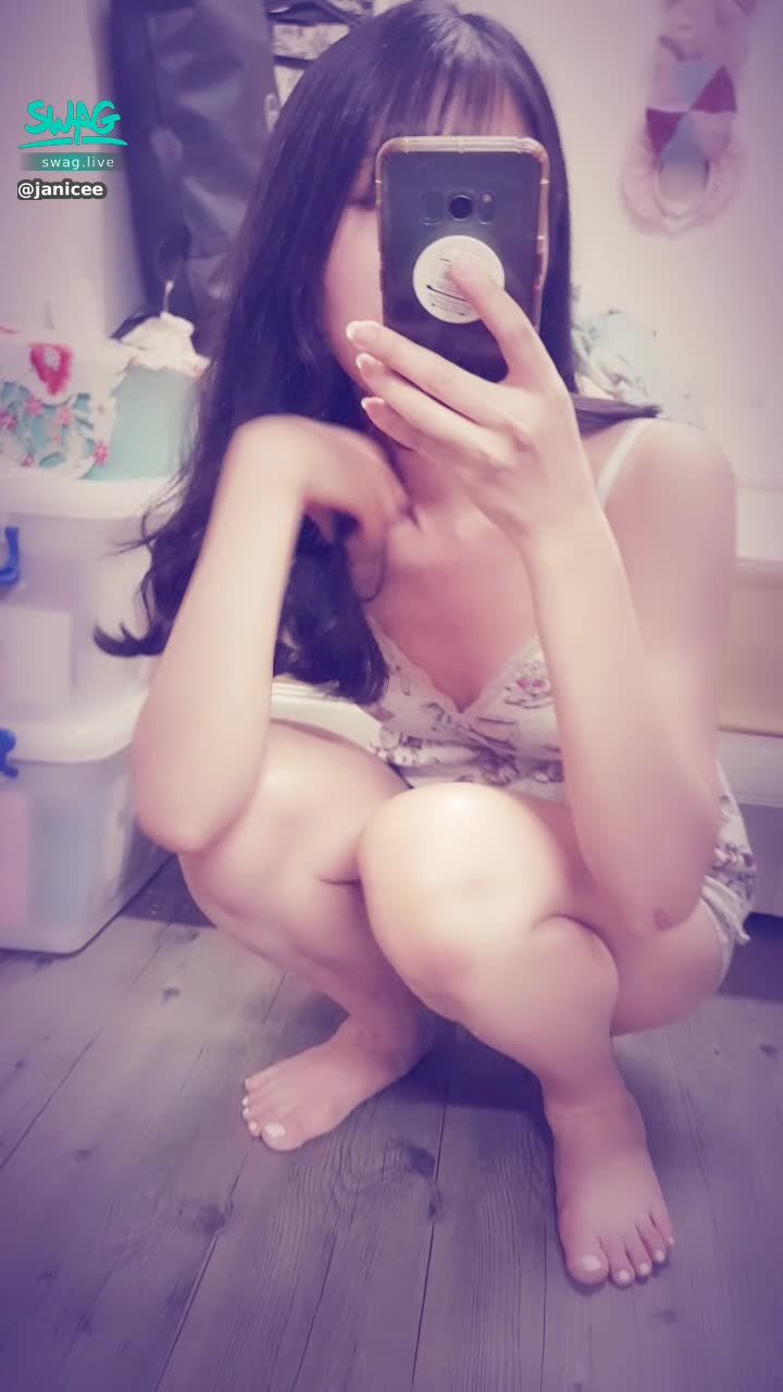 janicee : 試著把胸部放到膝蓋上👀
甜點系女孩♥️
誘人的深V💗
sweety💚
#長髮 #黑髮 #sexy #短褲 #氣質 #睡衣 #細肩帶 #鎖骨 #深V #低胸 #赤腳 #美腿 #性感 #腳趾 #指甲油 #裸足