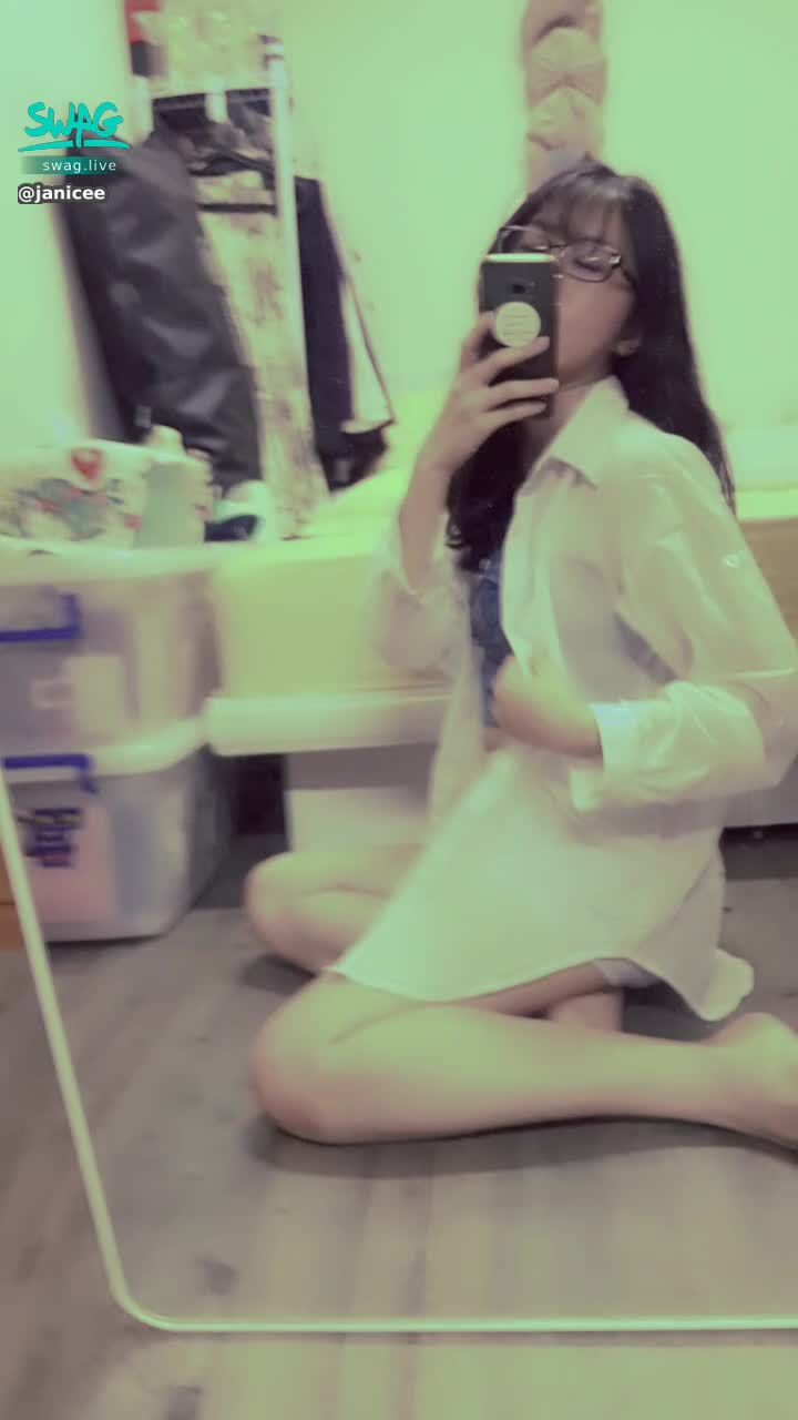 janicee : 牛仔布也可以很性感💋
挖空的馬甲😈
sweety💚
#長髮 #黑髮 #sexy #短褲 #氣質 #襯衫 #馬甲 #鎖骨 #深V #低胸 #赤腳 #美腿 #性感 #腳趾 #指甲油 #裸足