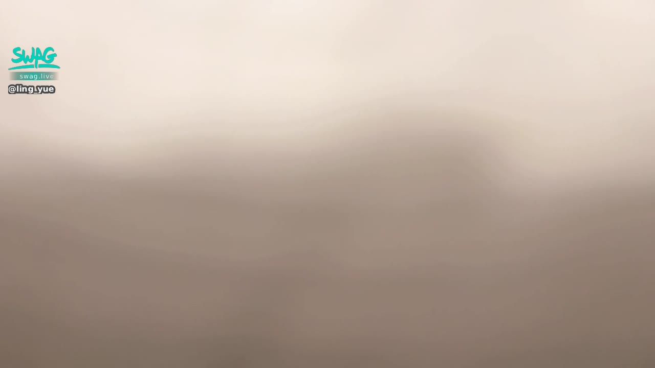 ling_yue : 第一次穿上…
自己最喜歡的黑絲襪性感睡衣～
在房間做著各種色情的動作…撩人的姿勢…

絲襪的觸感摩擦著肌膚…
好想被扯破絲襪…全身摸一遍 聞一遍 舔一遍…
好想被壓在床上喘不過氣的那種感覺～

坐在沙發陽光灑落在我的胸部 我的腳 我的私密處…
突然看到對面陽台有一個叔叔在抽煙 一直看著我這裡的窗戶…
不知道會不會被看見的感覺…好害羞…好緊張…但又有點…興奮…
對著窗外張開我的雙腿…露出內褲…趴在地上屁股對著窗外 色情的扭動著身體…
下面越來越濕…
#黑絲 #絲襪 #美少女 #第一視角