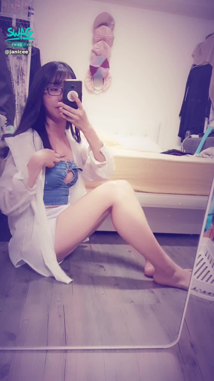 janicee : 拉下襯衫，露出香肩🌹
牛仔布不只是休閒💋
挖空的馬甲😈
sweety💚
#長髮 #黑髮 #sexy #短褲 #氣質 #襯衫 #馬甲 #鎖骨 #深V #低胸 #赤腳 #美腿 #性感 #腳趾 #指甲油 #裸足 #黑框 #粗框 #眼鏡 #挖空