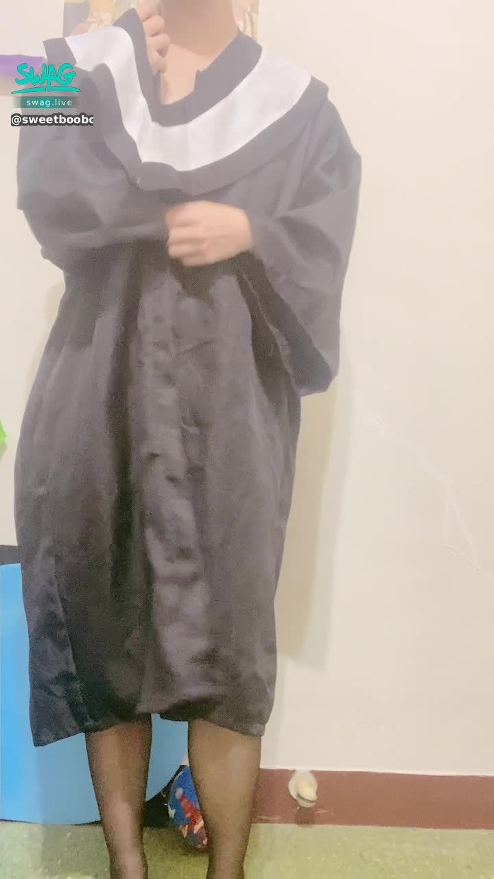 sweetbooboo : 🎓致命學士袍🎓脫掉學士袍 堅挺的奶子跟陰毛直接被看光、想不想撲倒我扒光身上的絲襪💦